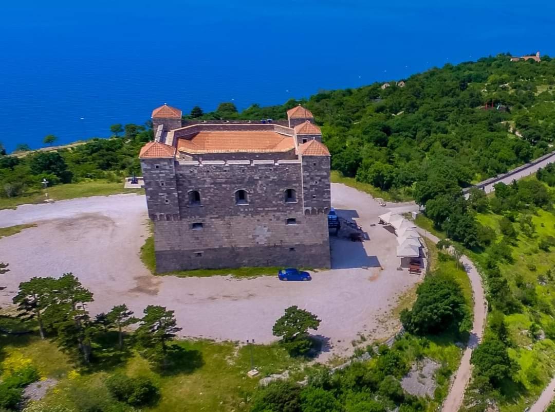 Apartman Pod Nehajem Lägenhet Senj  Exteriör bild